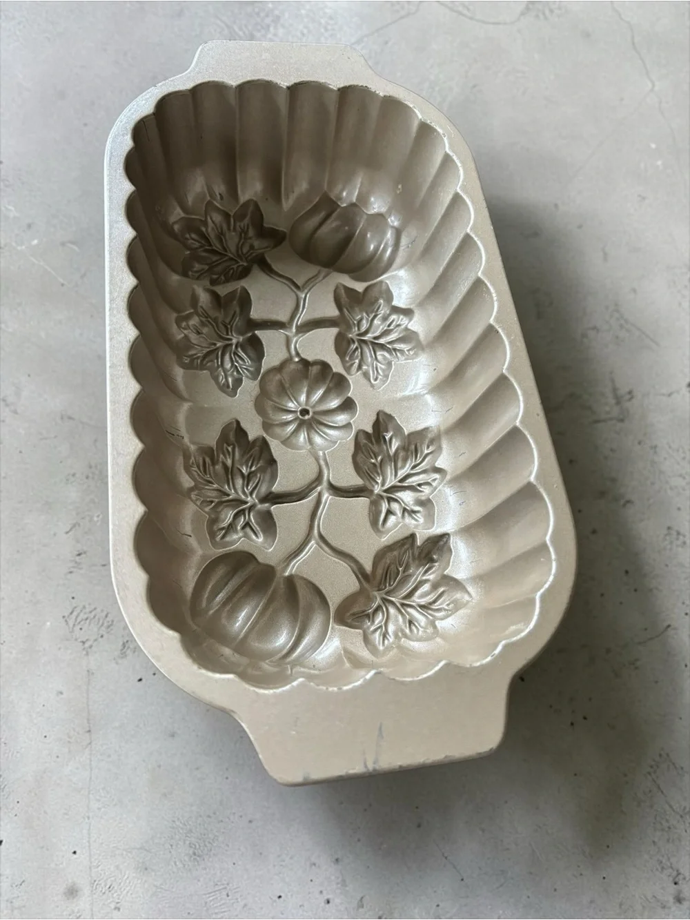 Nordic Ware Cast Aluminum 6-Cup Baking Pumpkins Patch Loaf Pan Baking Excellent